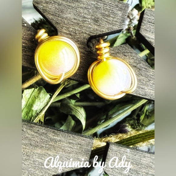 Gold and yellow jade Earrings - Picture 1 of 1
